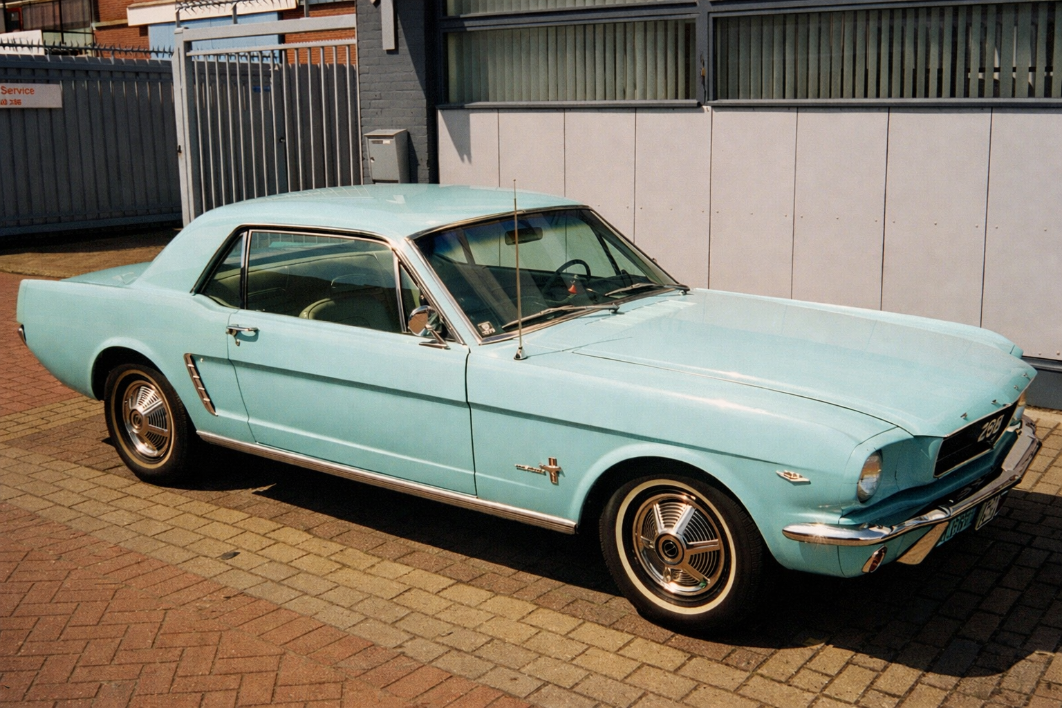 EXTERIOR · 3/4 LATERAL