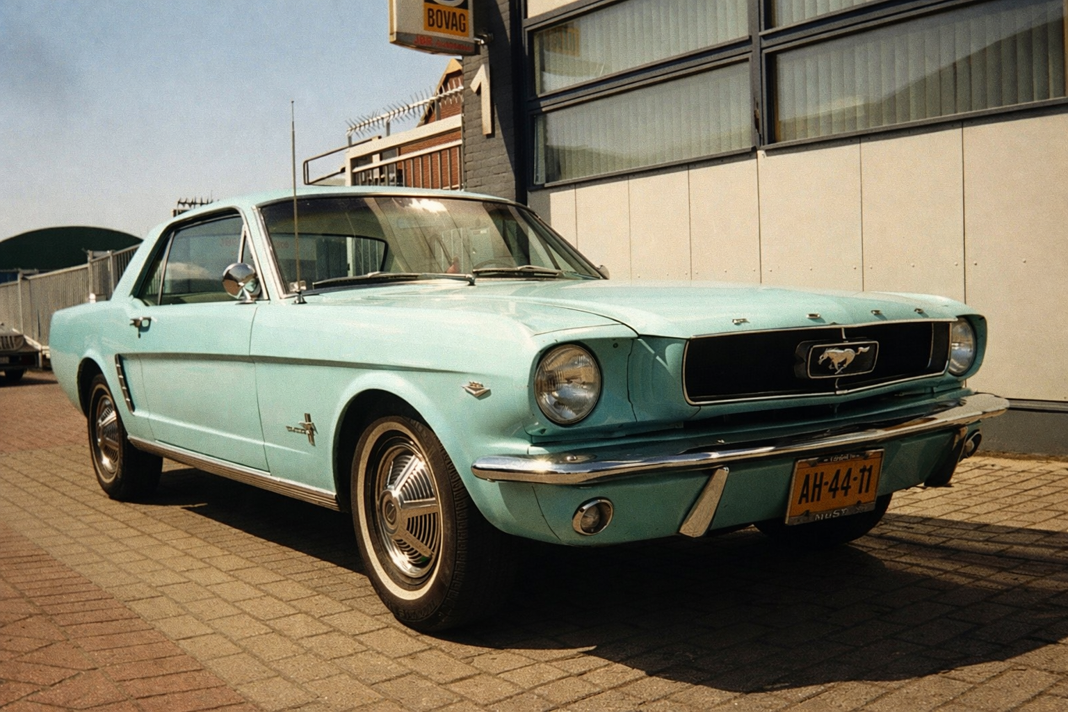 EXTERIOR · 3/4 FRONTAL